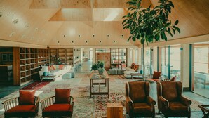 Lobby-lounge