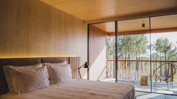 Svit - viss havsutsikt | Minibar, värdeförvaringsskåp på rummet, skrivbord och ljudisolering