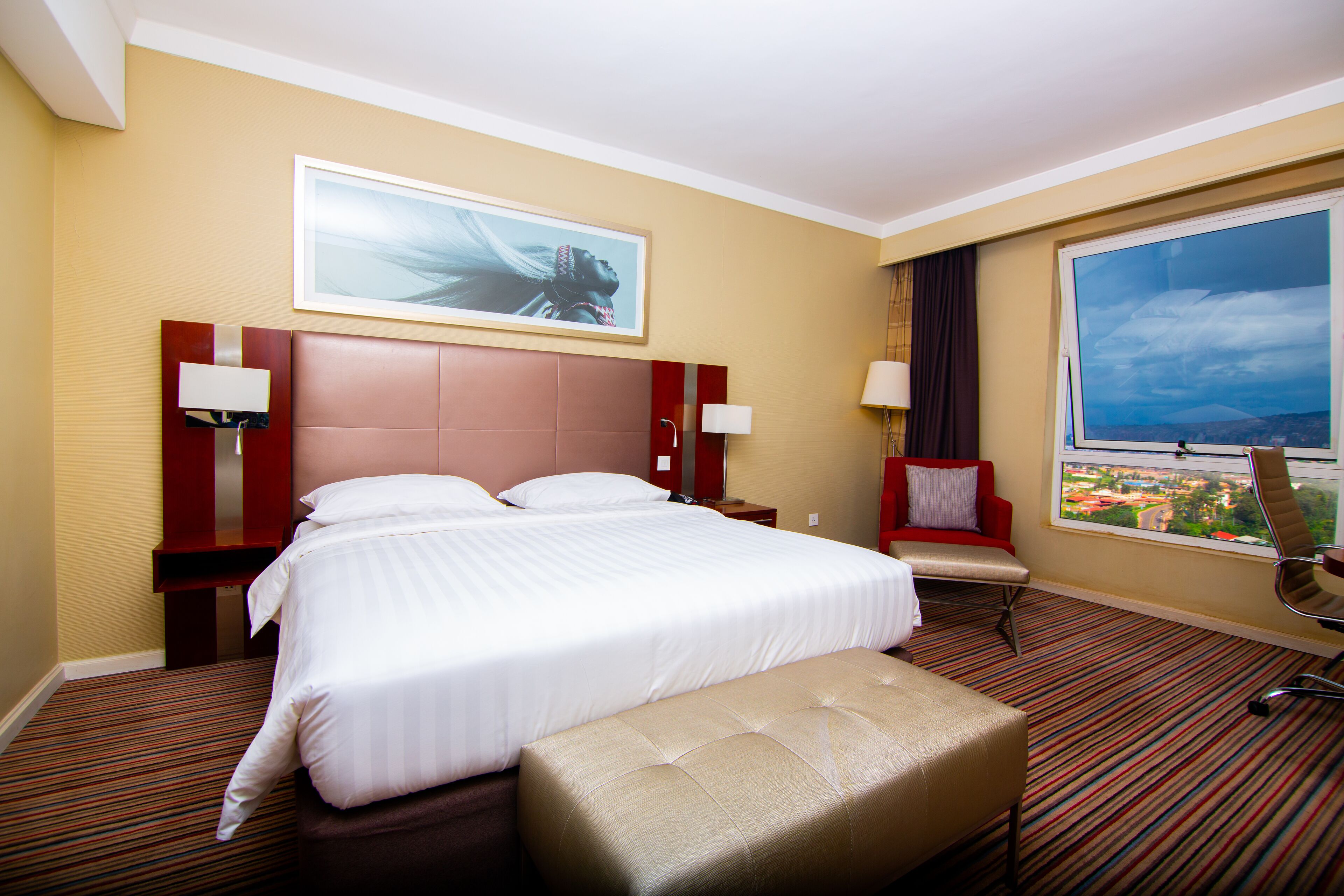 Minibar, Zimmersafe, Schreibtisch, laptopgeeigneter Arbeitsplatz