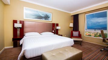 Minibar, Zimmersafe, Schreibtisch, laptopgeeigneter Arbeitsplatz