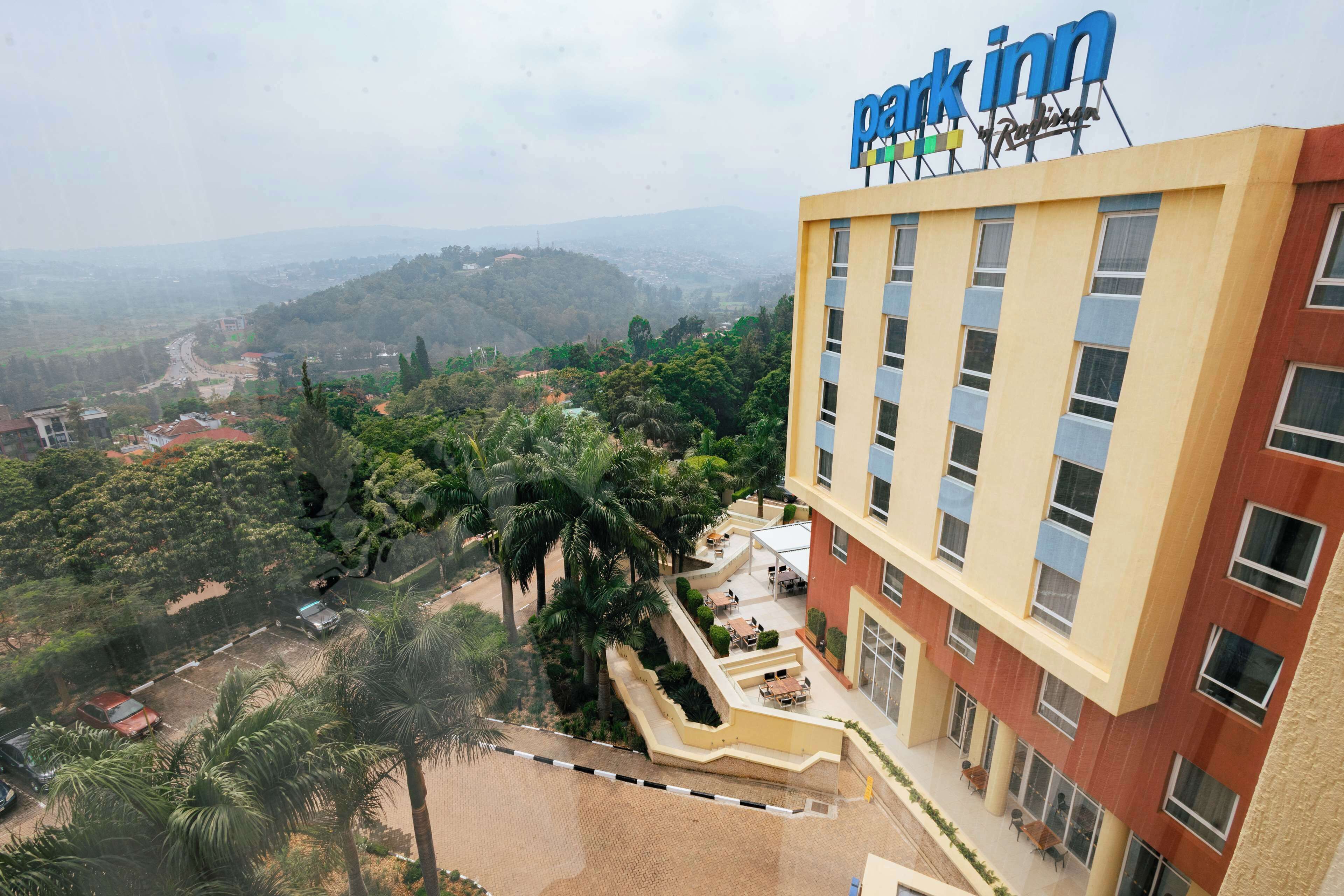 Un hotel Park Inn con vistas a un paisaje montañoso.