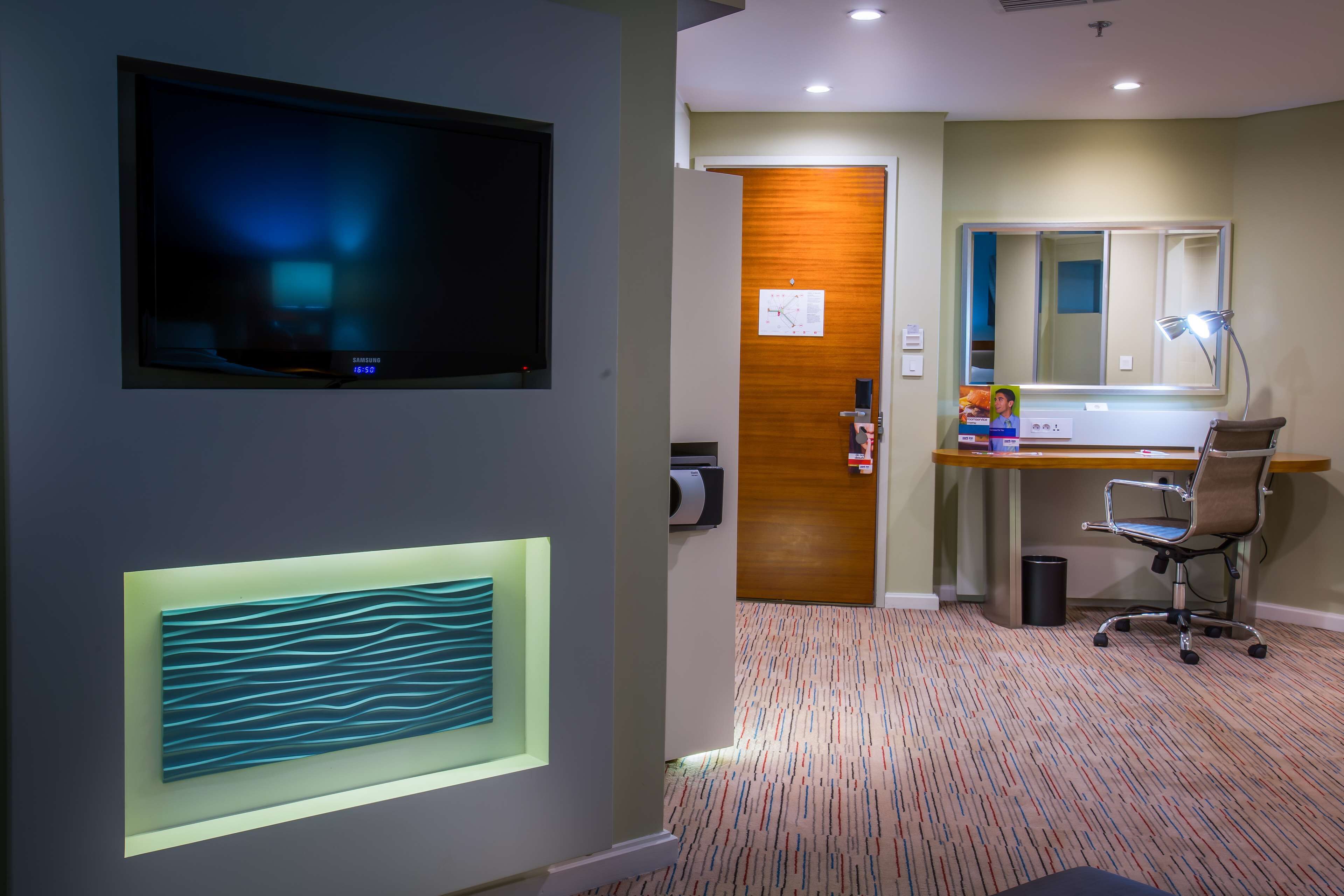 suite, 1 bedroom | minibar, in-room safe, desk, laptop workspace