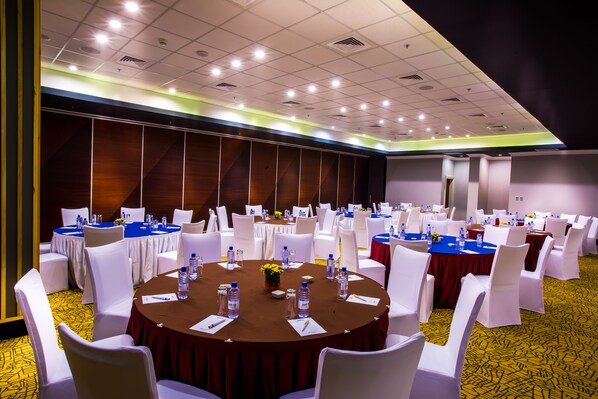 A conference room with round tables, white chairs, and blue tablecloths. - Park Inn by Radisson Kigali (Kigali)