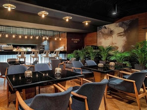 2 Bars/Lounges