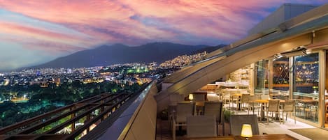 2 bars/lounges