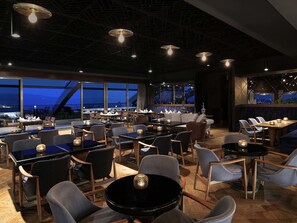 2 bars/lounges - Mövenpick Hotel & Thermal Spa (Bursa)
