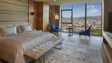 1 kamar tidur, selimut bulu angsa, minibar, dan brankas