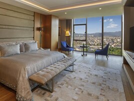 1 quarto, edredons de pluma, frigobar, cofres nos quartos