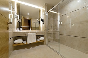Douche, douche à « effet pluie », articles de toilette de luxe