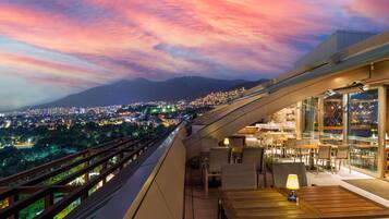 2 bars/lounges