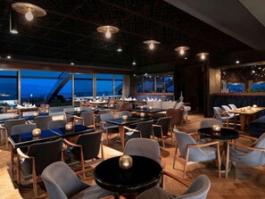 2 bar/lounge