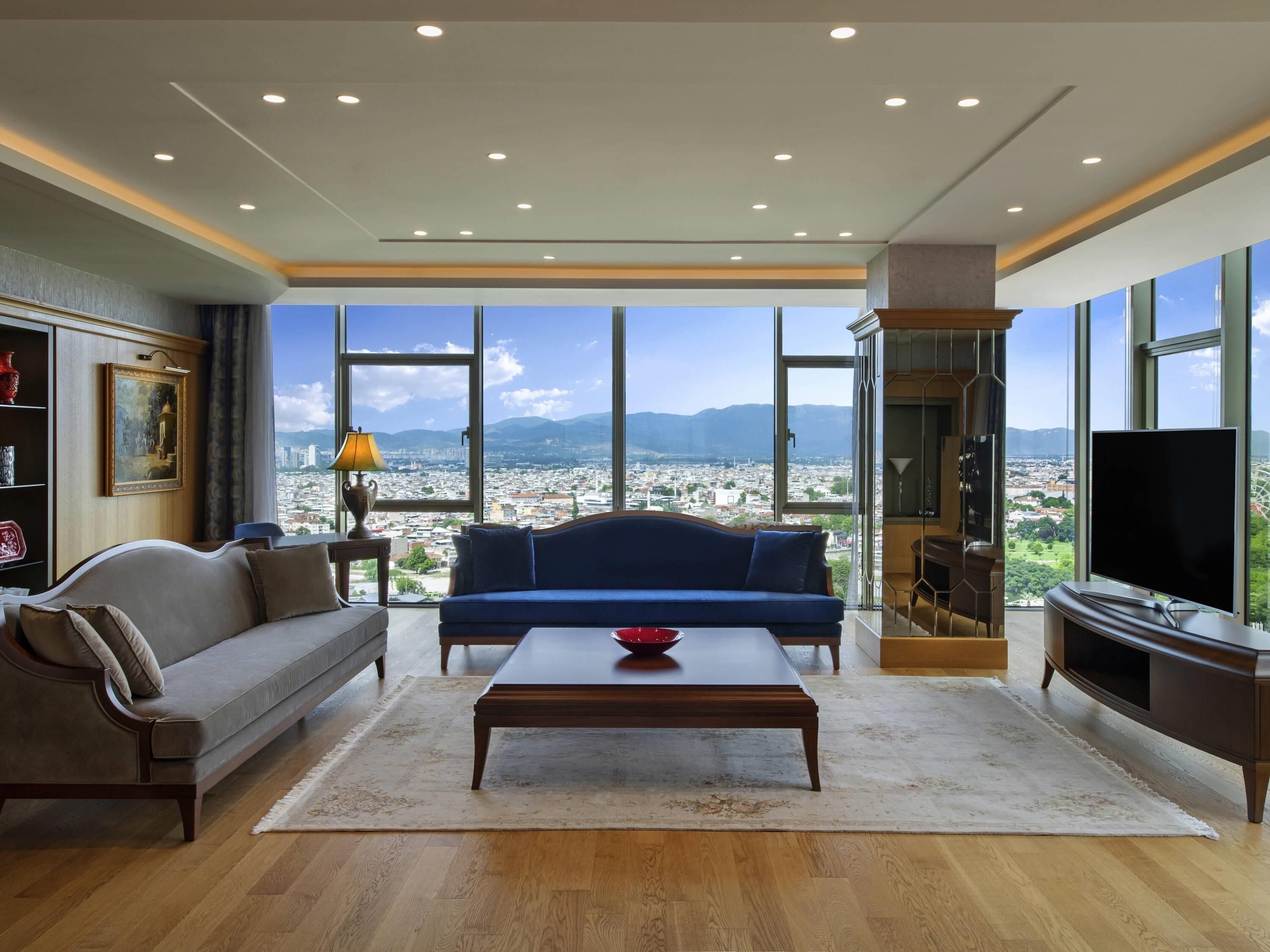 1 soverom, dundyner, minibar og safe på rommet