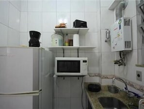 Standard Apartment, 1 Bedroom | Private kitchen | Fridge, microwave, coffee/tea maker - GoHouse Junior 716 (Rio de Janeiro)