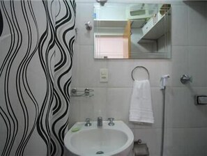 Apartamento standard, 1 quarto | Pia do banheiro