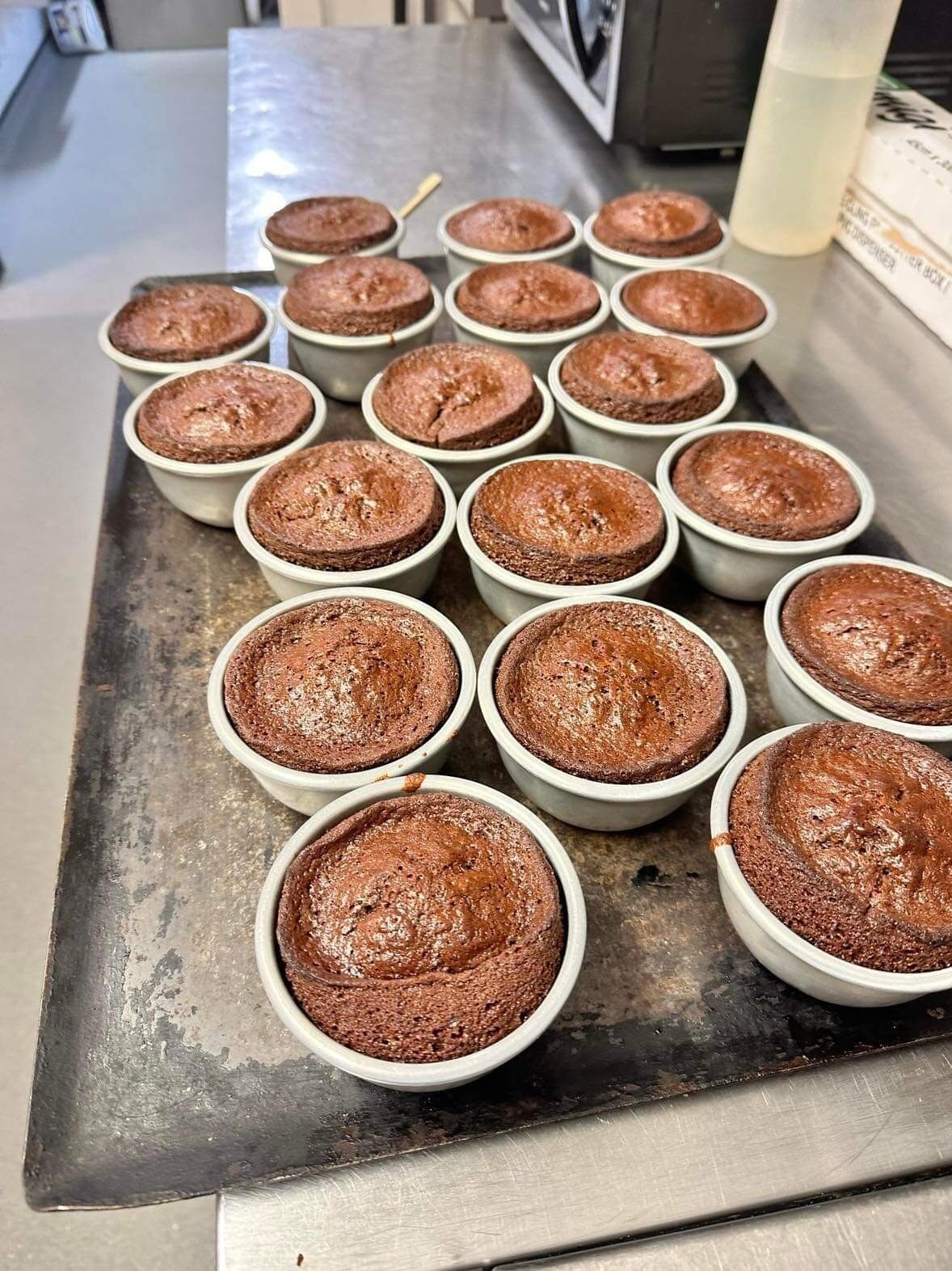 Un plateau de viennoiseries présentées dans des contenants individuels.