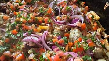 Un plat de menjars amb diversos ingredients.