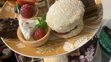 Un expositor escalonado para postres con diversos pasteles y dulces.