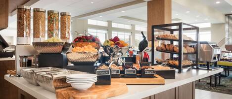 Petit déjeuner buffet (12.95 USD par personne)