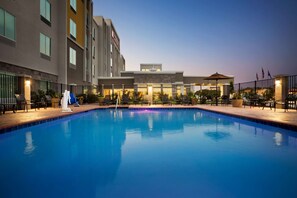 Alberca al aire libre y sombrillas en la alberca