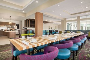 بوفيه فطور يوميًا بتكلفة قدرها (12.95 USD للشخص)