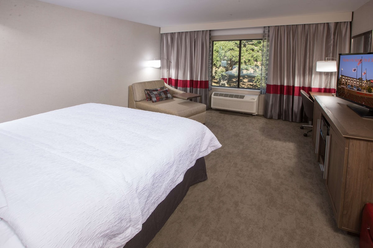 In-room safe, desk, laptop workspace, free WiFi