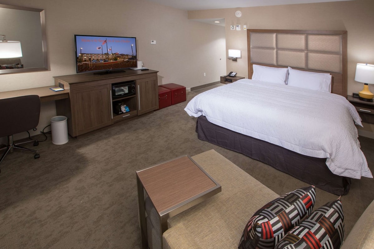 In-room safe, desk, laptop workspace, free WiFi