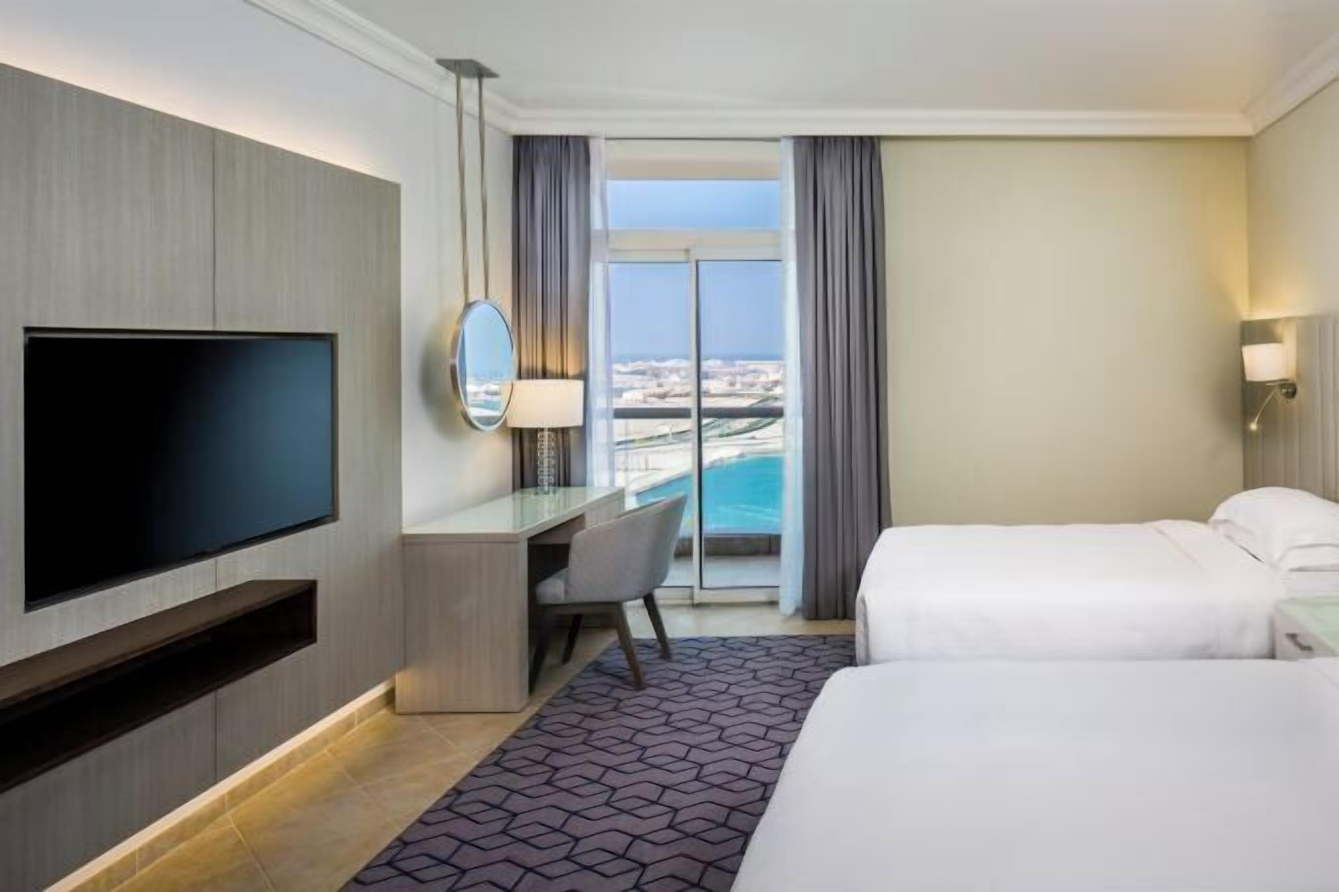 Caja de seguridad en la habitación, escritorio y cortinas blackout 