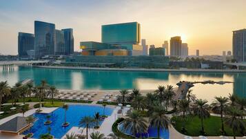 Playa privada, sombrillas, toallas de playa y bar en la playa