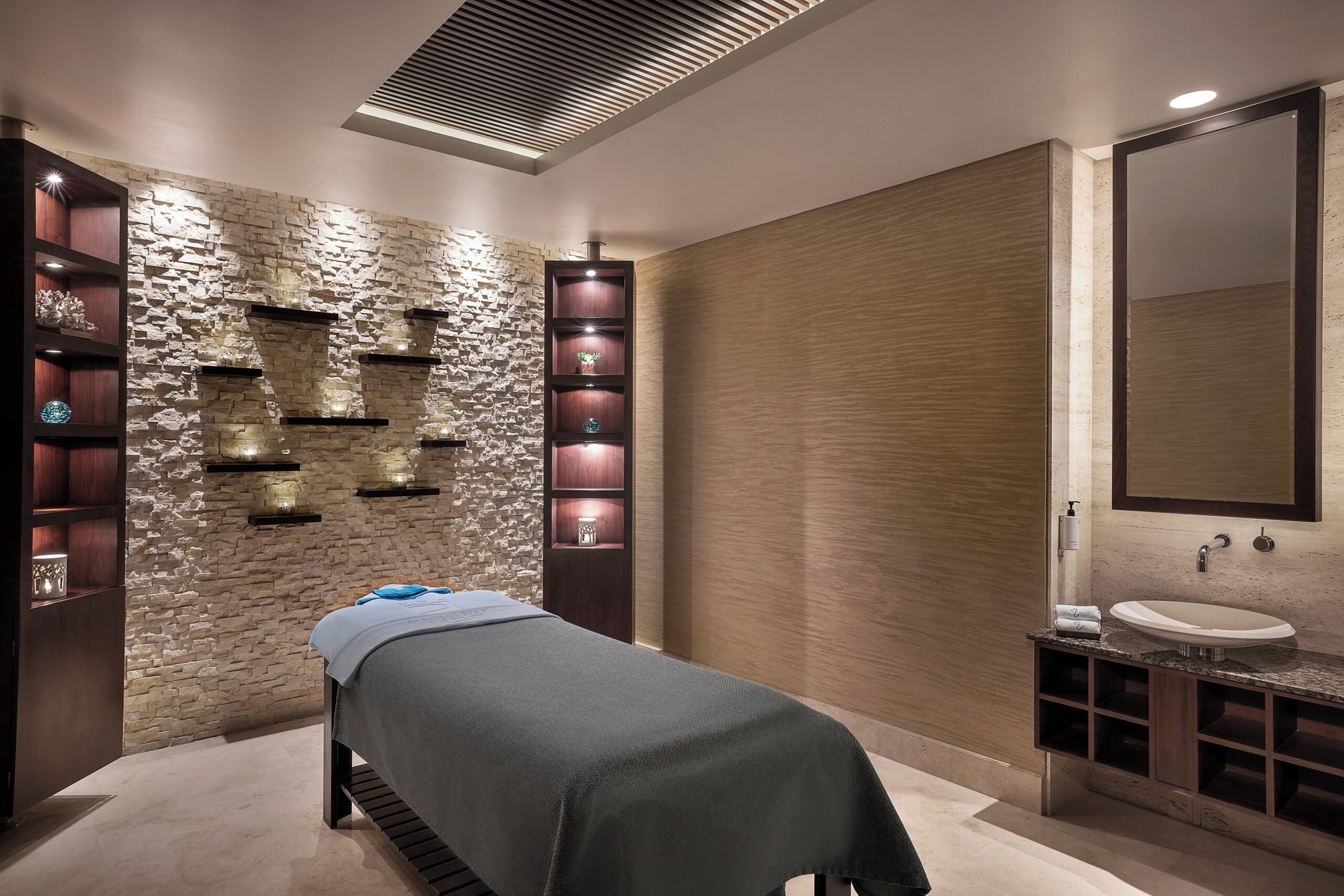 Salas de tratamiento para parejas, un sauna, ba ño turco