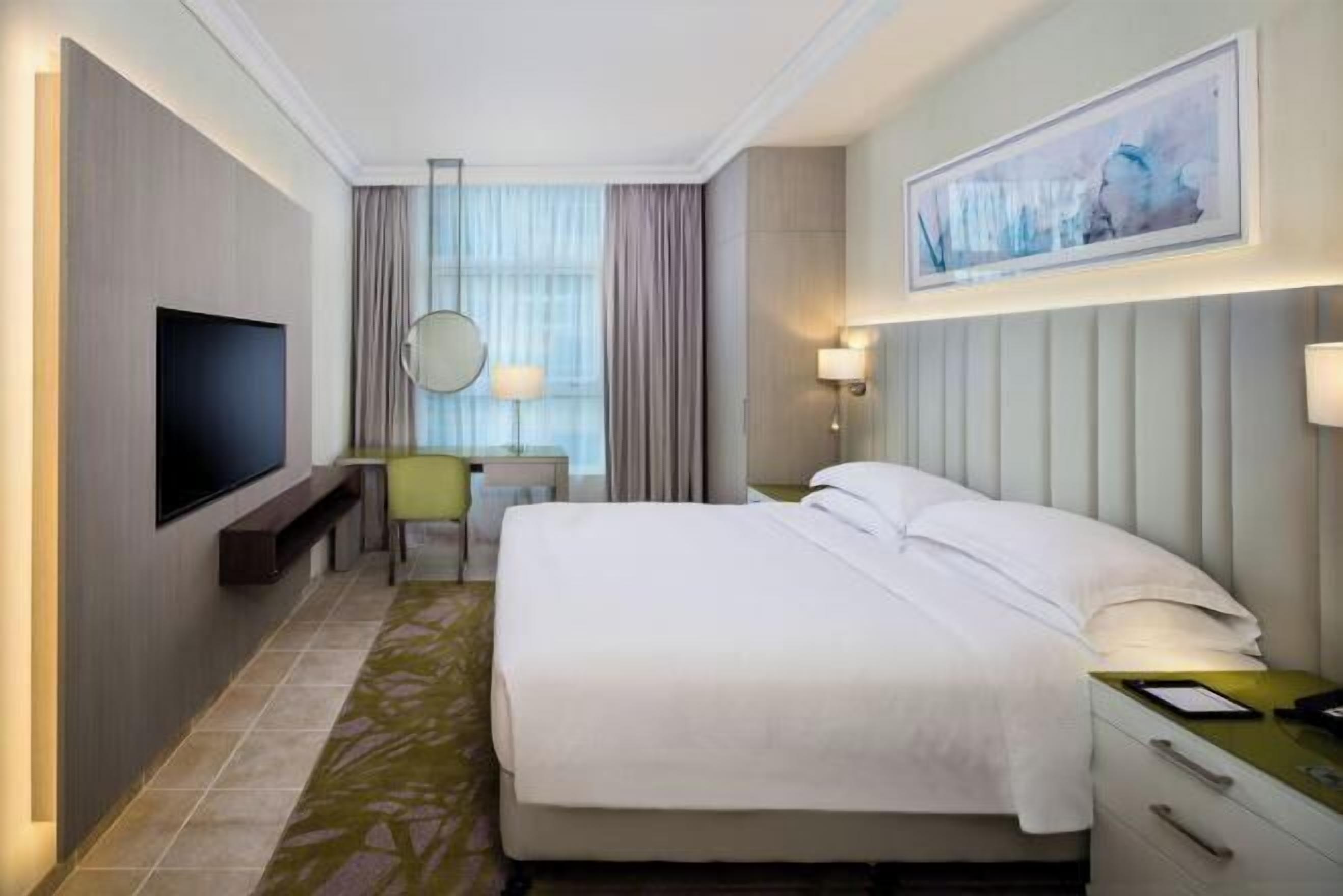 Caja de seguridad en la habitación, escritorio y cortinas blackout 