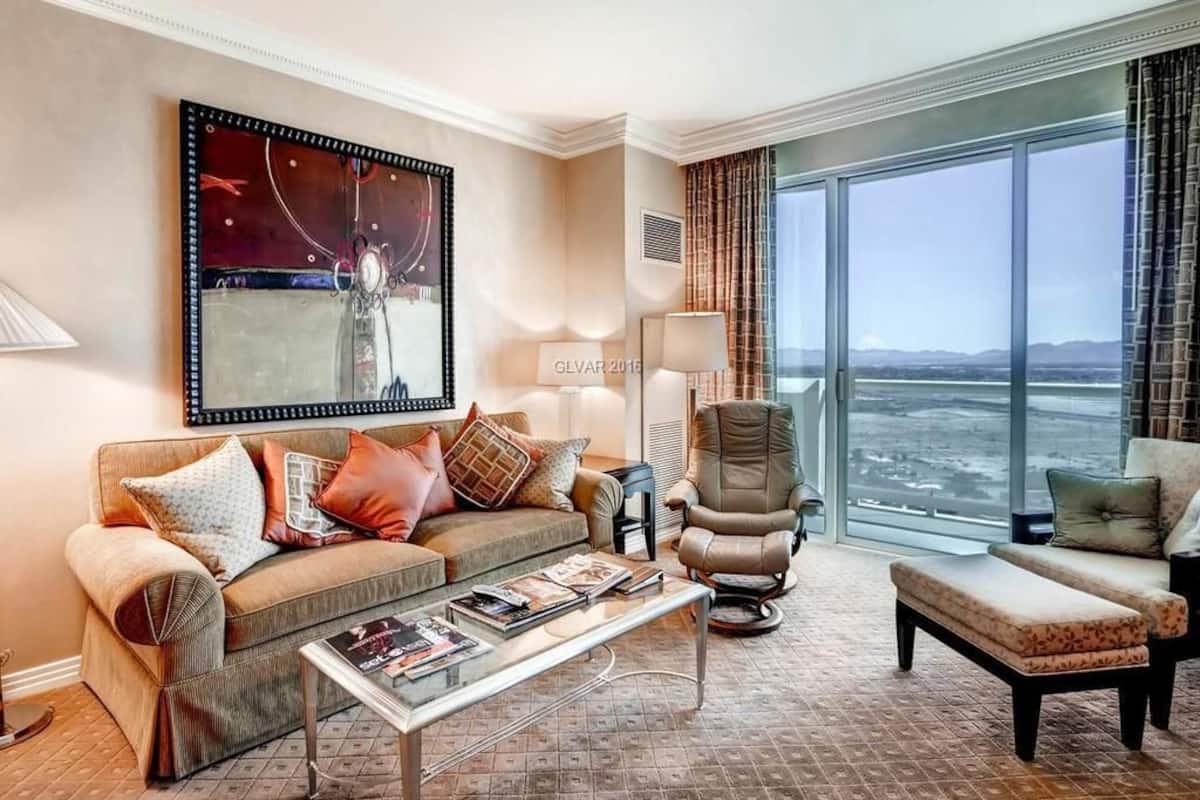 Luxury Condo, 1 Bedroom, Balcony, Mountain View | 1 bedroom, premium bedding, in-room safe, desk