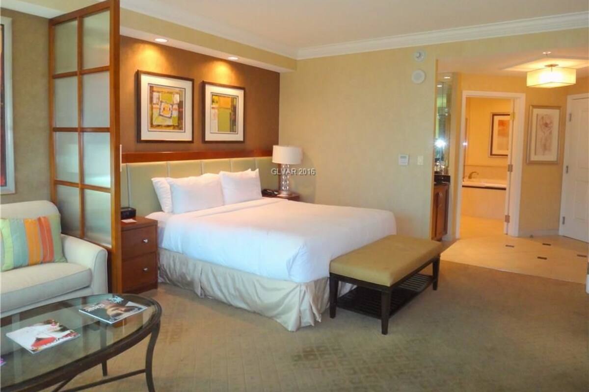 City Studio Suite, 1 King Bed with Sofa bed, City View | 1 bedroom, premium bedding, in-room safe, desk