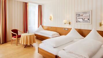 Familienzimmer | Minibar, Zimmersafe, Schreibtisch, laptopgeeigneter Arbeitsplatz