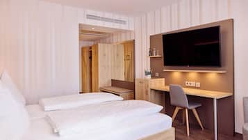 Deluxe-Doppelzimmer | Minibar, Zimmersafe, Schreibtisch, laptopgeeigneter Arbeitsplatz