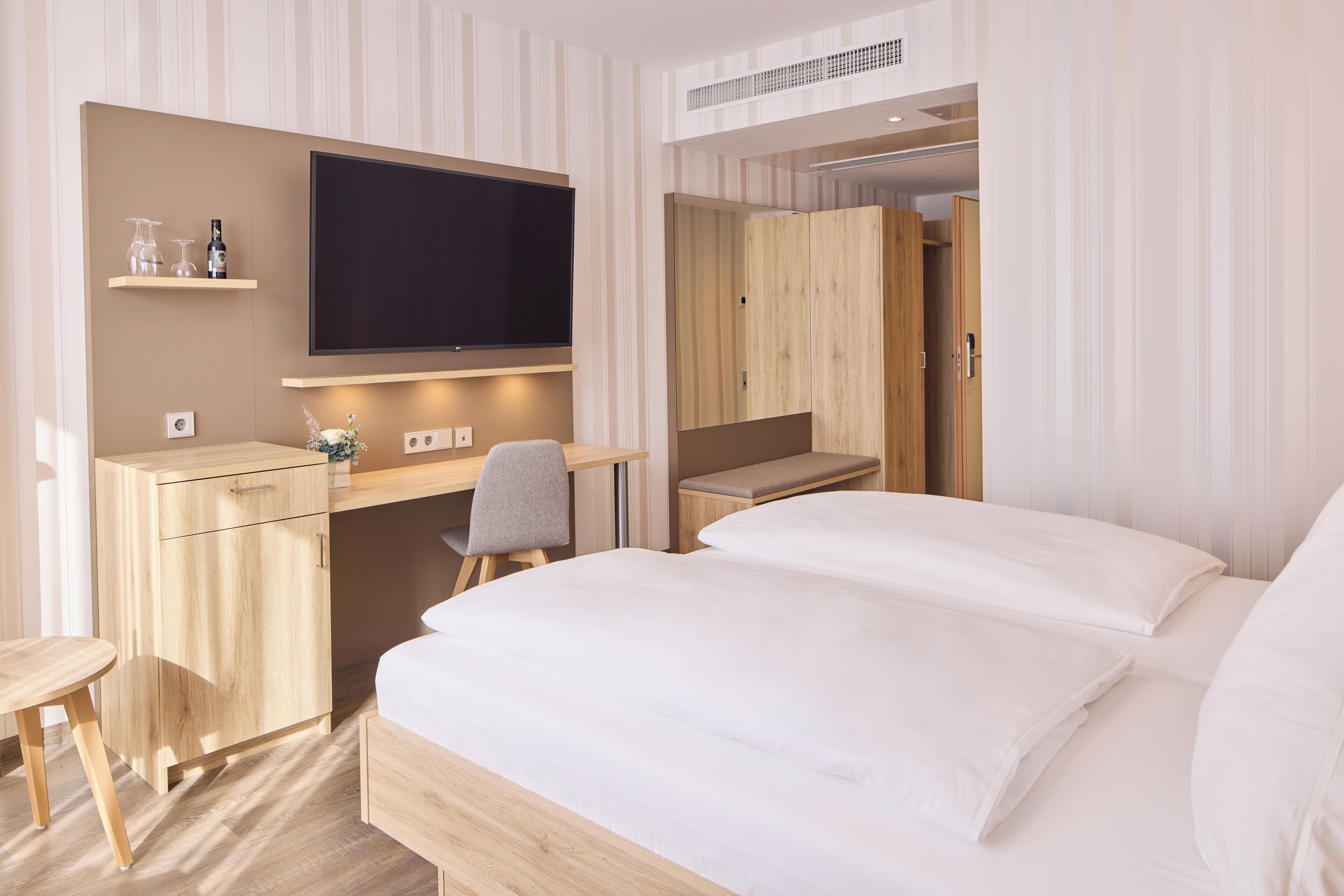 deluxe double room | living area | flat-screen tv