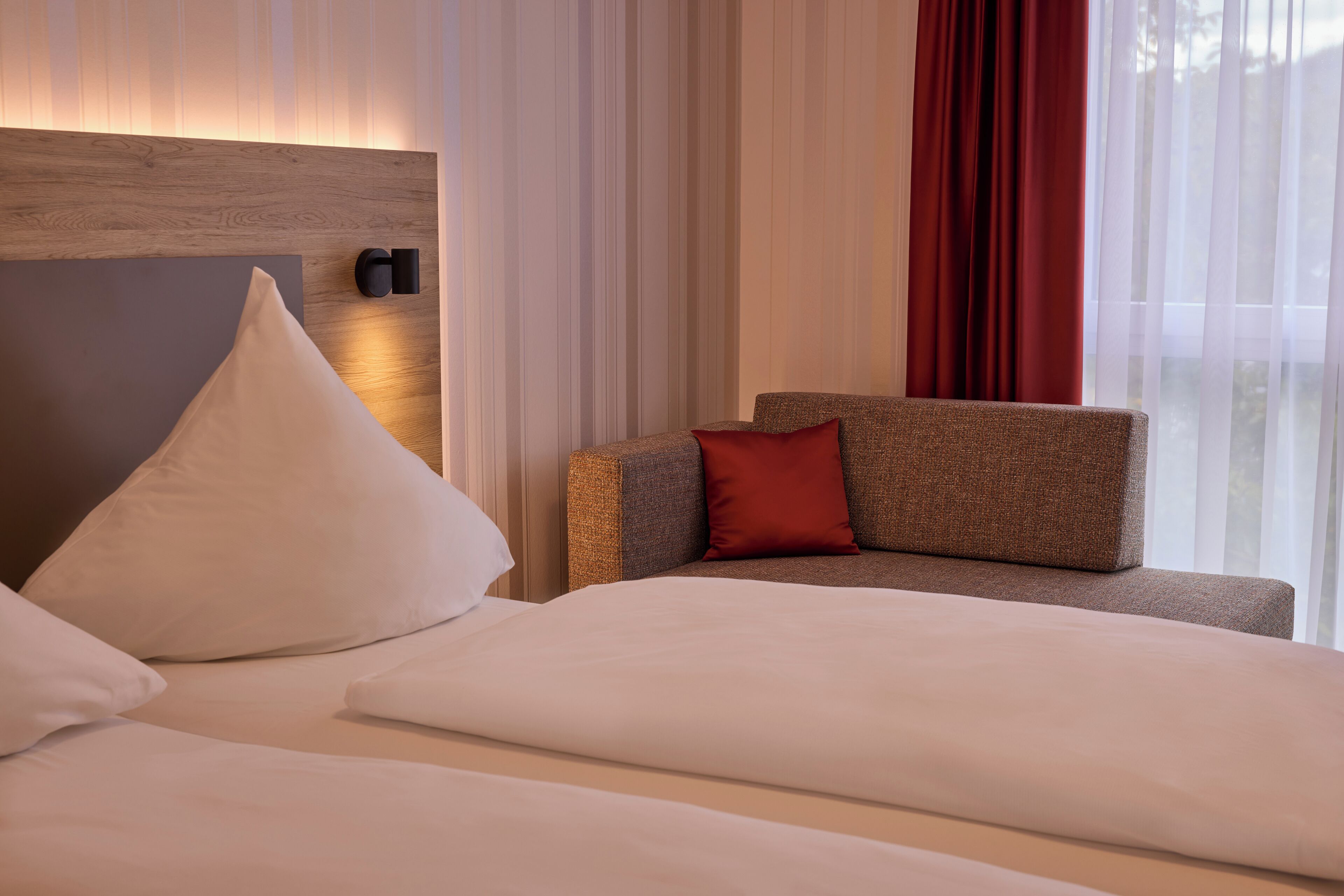 deluxe double room | living area | flat-screen tv