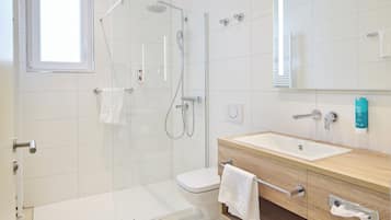 Deluxe-Doppelzimmer | Badezimmer | Dusche, kostenlose Toilettenartikel, Haartrockner, Handtücher