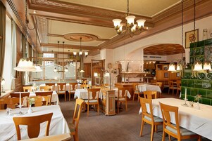 供应午餐和晚餐，地区菜