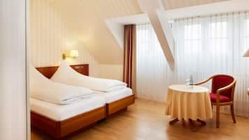 Una habitación de hotel con una cama, una mesa y una silla.