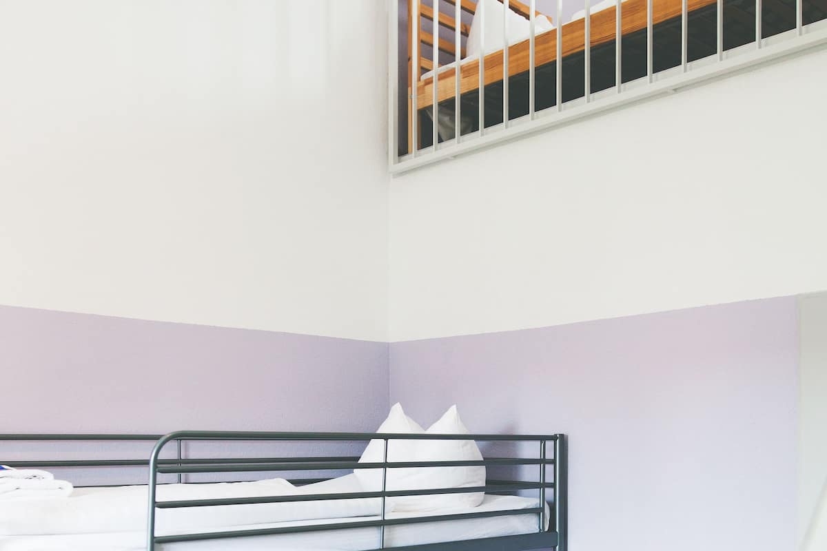 Habitación cuádruple | Escritorio, tabla de planchar con plancha, wifi gratis y ropa de cama