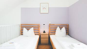 Quadruple Room | Meja, seterika/papan seterika, Wi-fi percuma, cadar katil