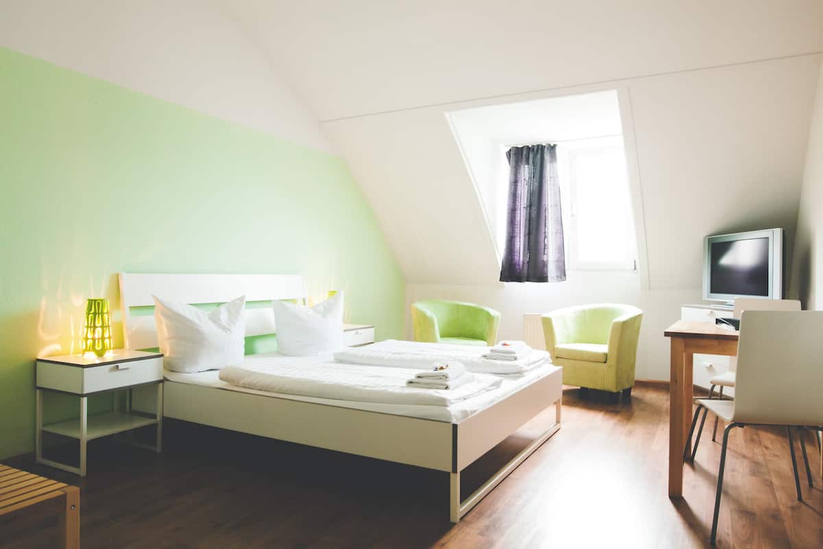 Habitación doble | Escritorio, tabla de planchar con plancha, wifi gratis y ropa de cama