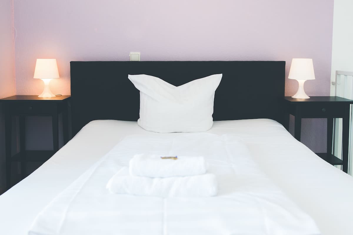 Habitación individual Confort | Escritorio, tabla de planchar con plancha, wifi gratis y ropa de cama