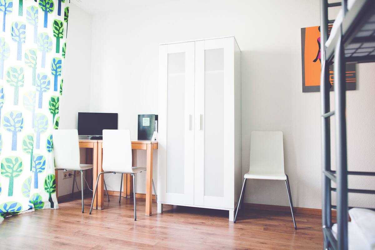 Habitación triple básica | Escritorio, tabla de planchar con plancha, wifi gratis y ropa de cama