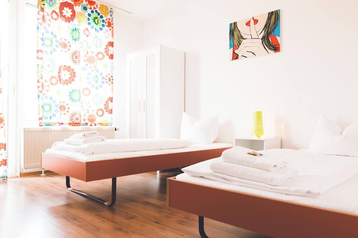 Habitación básica doble | Escritorio, tabla de planchar con plancha, wifi gratis y ropa de cama