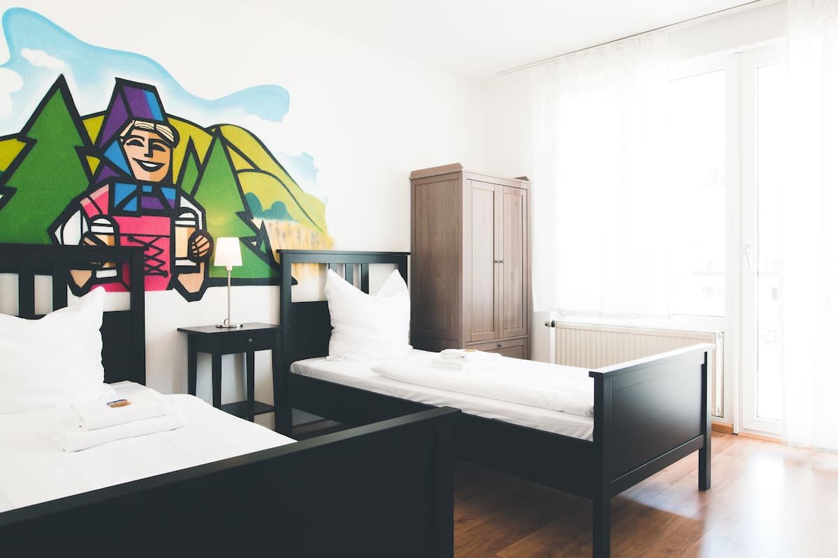 Habitación estándar con 1 cama doble o 2 individuales | Escritorio, tabla de planchar con plancha, wifi gratis y ropa de cama