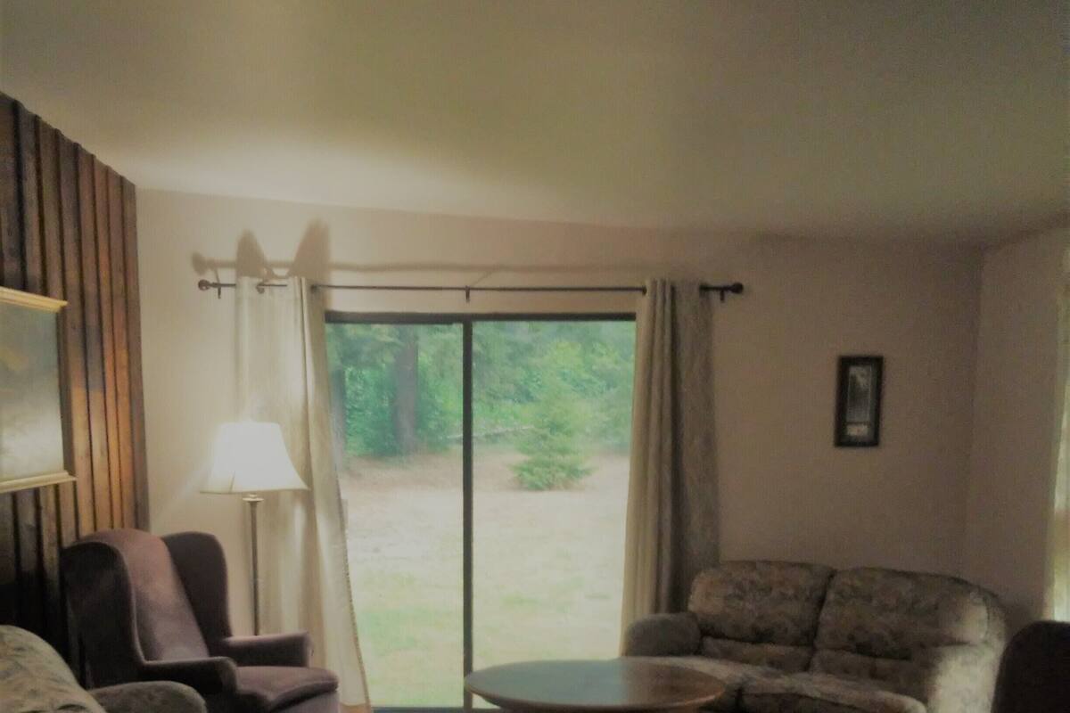 Executive Cabin | Living area | Plasma TV