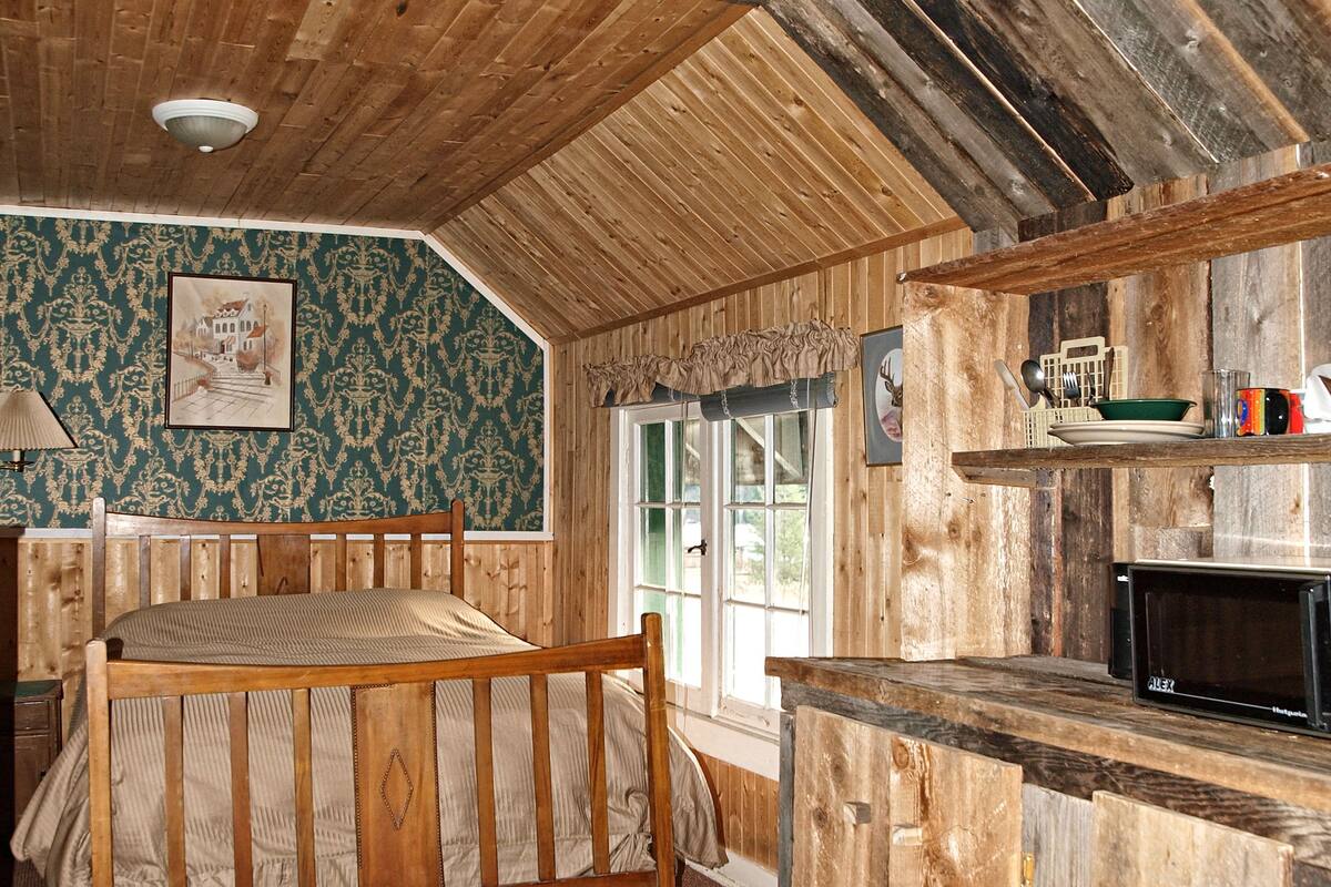 Economy Room, 1 Double Bed, Refrigerator & Microwave, Garden View | WiFi (free), individually decorated, individually furnished, bed sheets