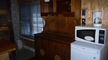 Economy Room, 1 Double Bed, Refrigerator & Microwave, Garden View | Room amenity