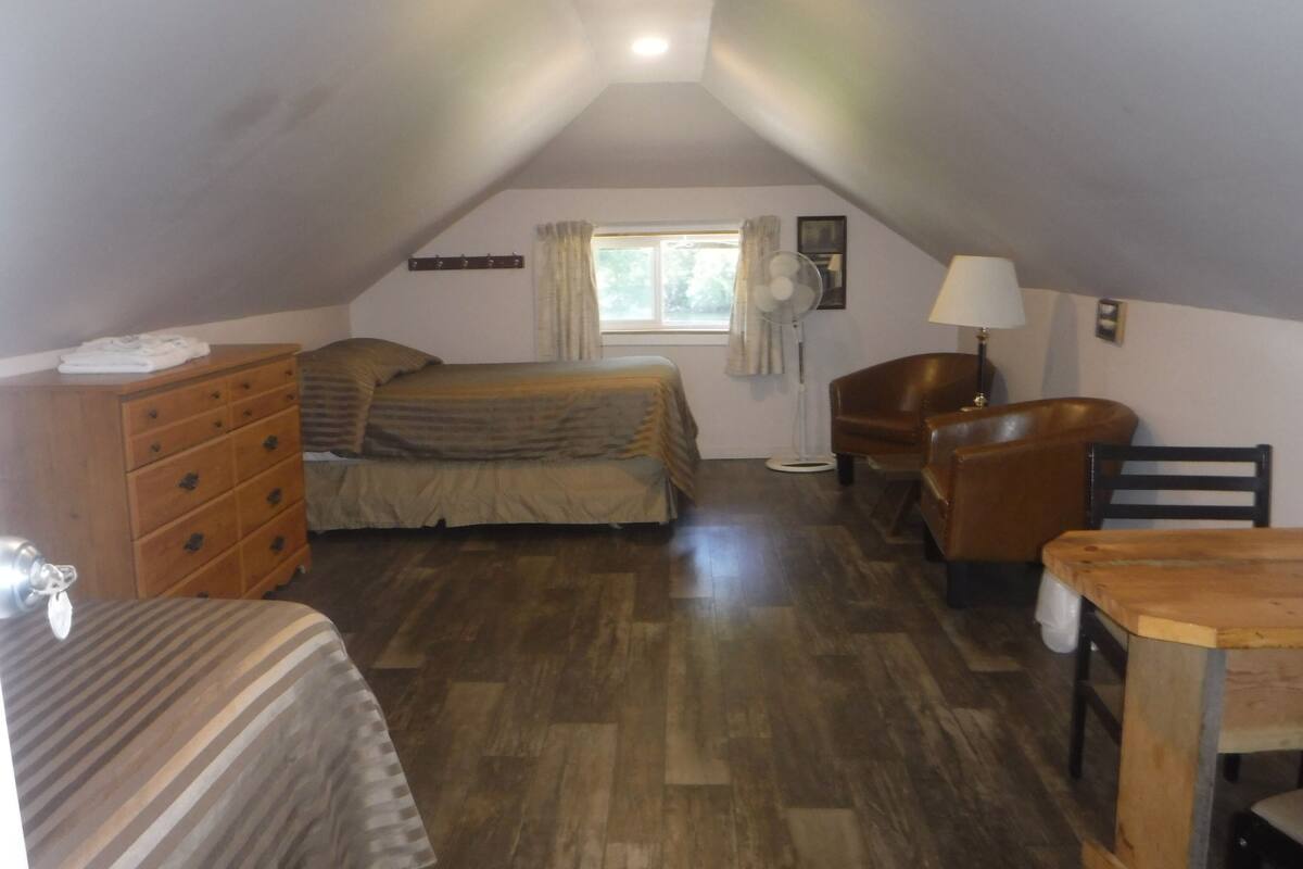 Basic Loft | WiFi (free), individually decorated, individually furnished, bed sheets